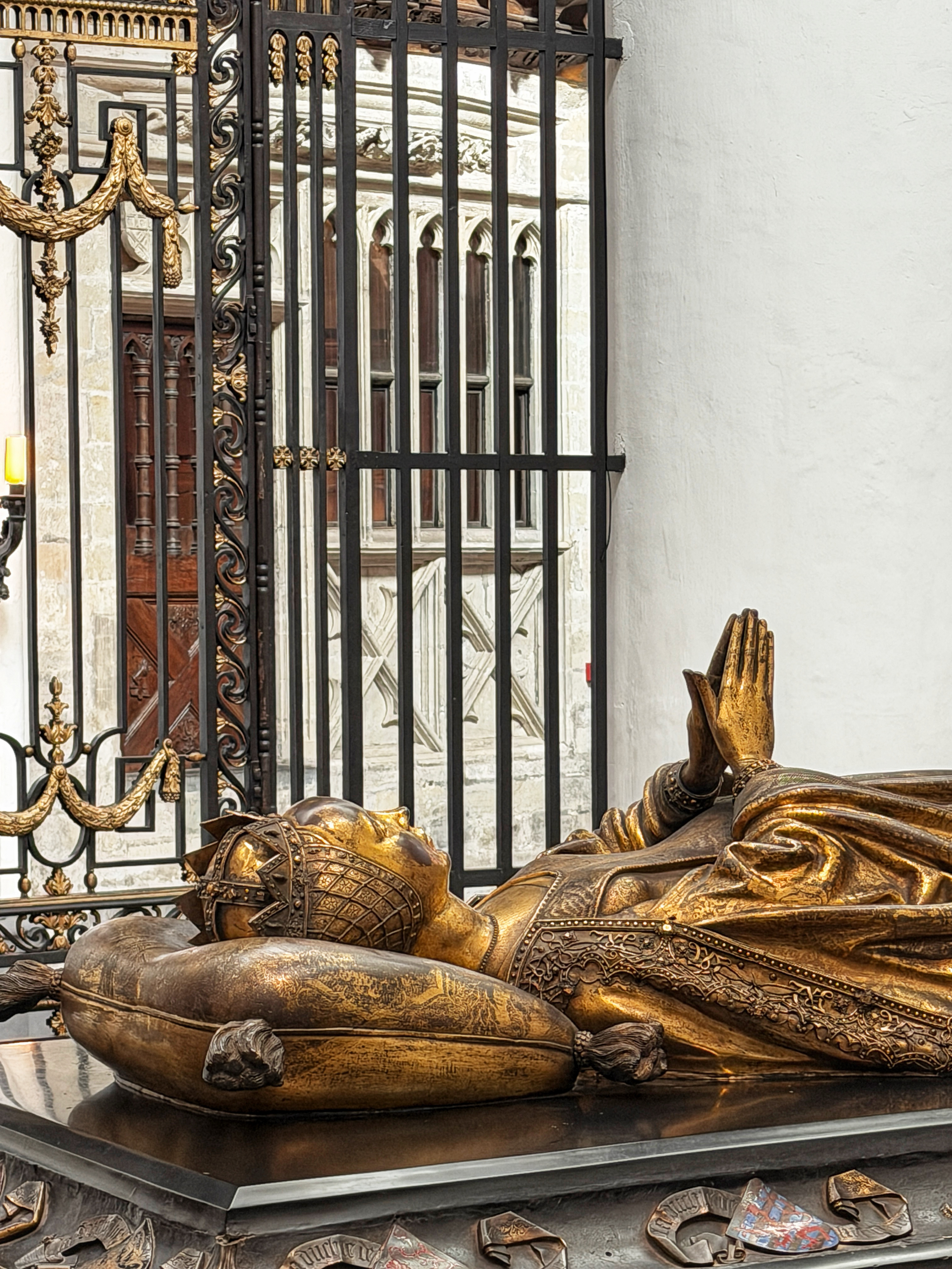 Renier van Thienen (active c.1470–1495), Jan Borman II (c.1460–1520), Pieter de Backere (active late fifteenth century) and Jehan Hervy (active late fifteenth century), Tomb of Mary of Burgundy, c.1488–1502, Brass, copper, bronze and enamel effigy on black stone sarcophagus, 260 × 135 × 135 cm, Church of Our Lady, Bruges Renier van Thienen (active c.1470–1495), Jan Borman II (c.1460–1520), Pieter de Backere (active late fifteenth century) and Jehan Hervy (active late fifteenth century), Tomb of Mary of Burgundy, c.1488–1502, Brass, copper, bronze and enamel effigy on black stone sarcophagus, 260 × 135 × 135 cm, Church of Our Lady, Bruges